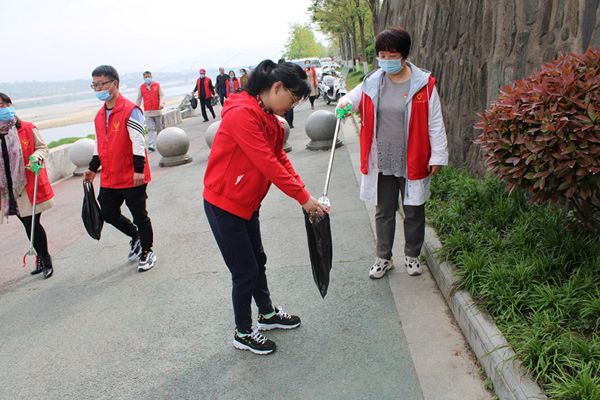 第一地質(zhì)隊機(jī)關(guān)黨支部開展“珍惜水資源,愛護(hù)漢江河”.jpg